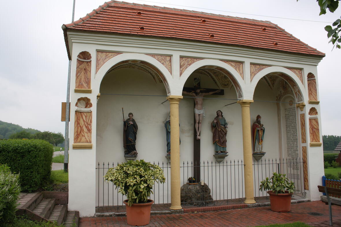 Herrgottskapelle in Weisingen, einem Ortsteil von Holzheim im Landkreis Dillingen an der Donau, 1. Hälfte 18. Jahrhundert, an der Straße nach Aislingen
