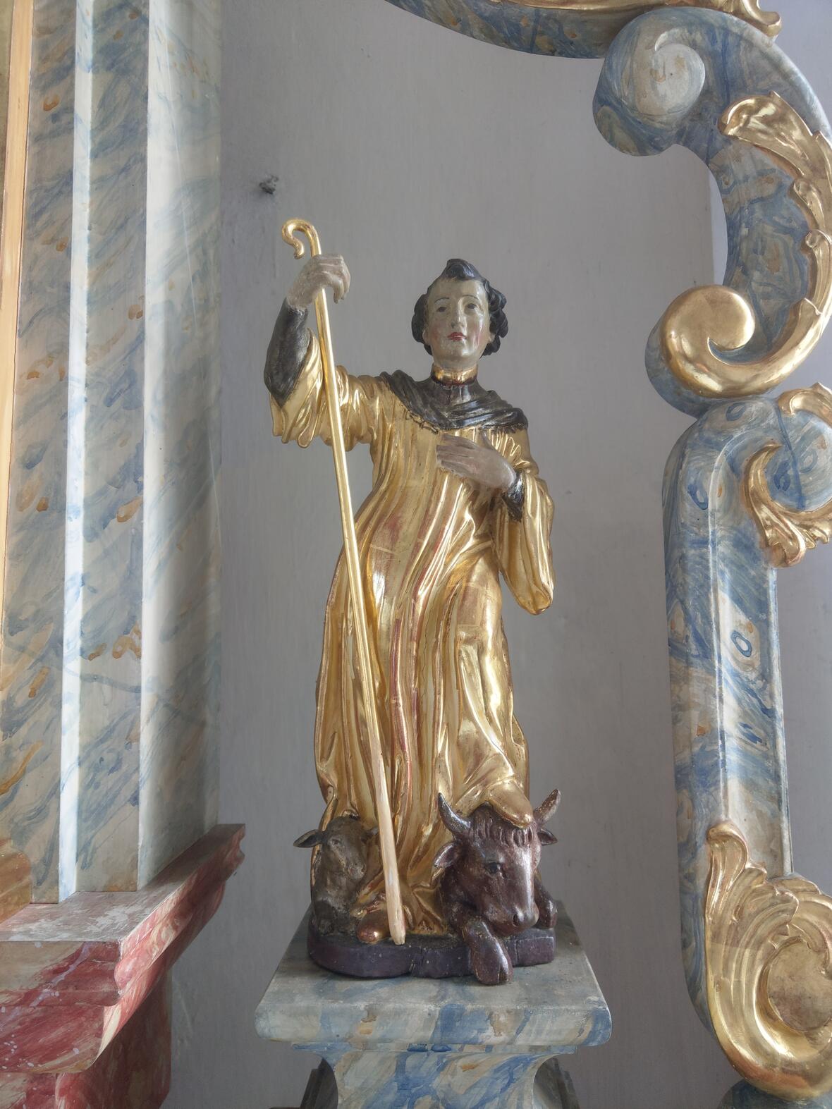 Figur des Kirchenpatrons St. Leonhard