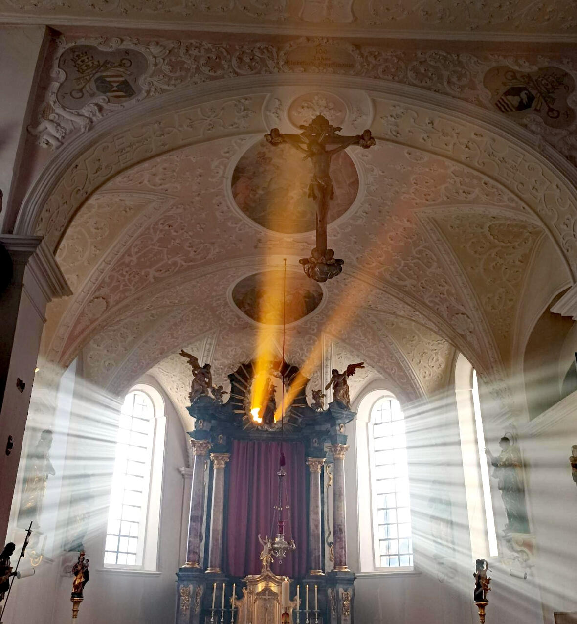 Am Ende der Osternacht scheint das freundliche Licht des Morgens in das vom Weihrauch gesättigte Gotteshaus.