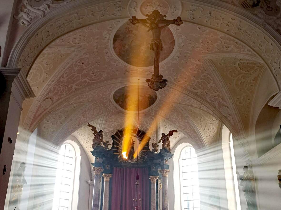 Am Ende der Osternacht scheint das freundliche Licht des Morgens in das vom Weihrauch gesättigte Gotteshaus.