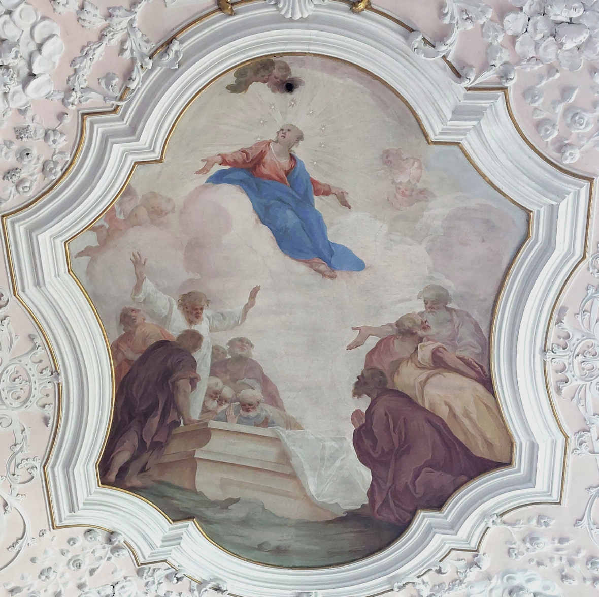 Die Aufnahme Marias in den Himmel. Deckenfresko in der Wallfahrtskirche Speiden.