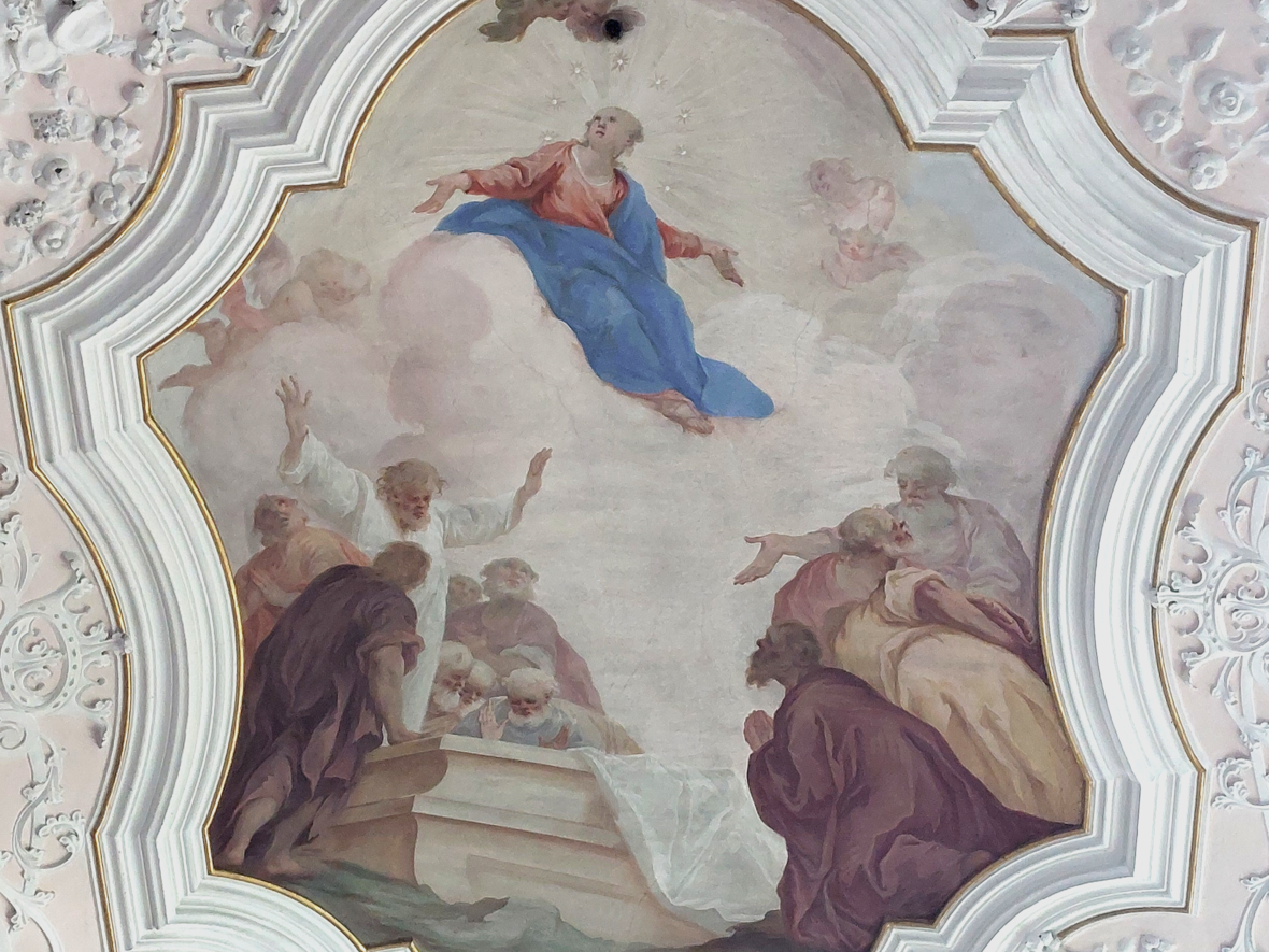 Mariä Himmelfahrt Die Aufnahme Marias in den Himmel. Deckenfresko in der Wallfahrtskirche Speiden.